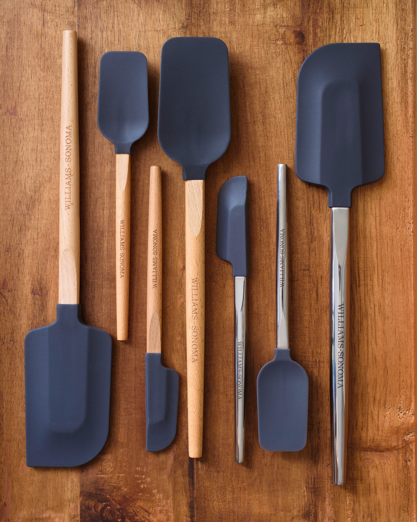  kitchen-bakeware-utensils-flatlay