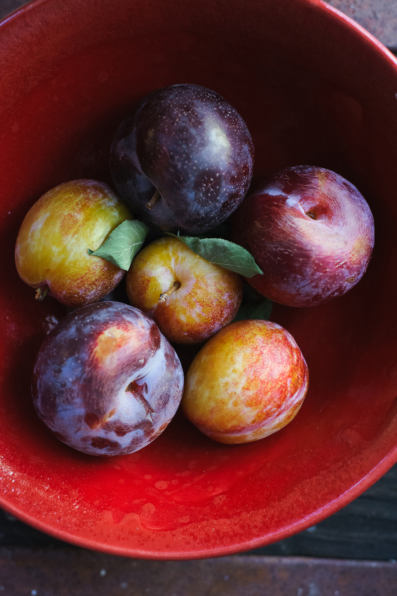 plums-in-bowl