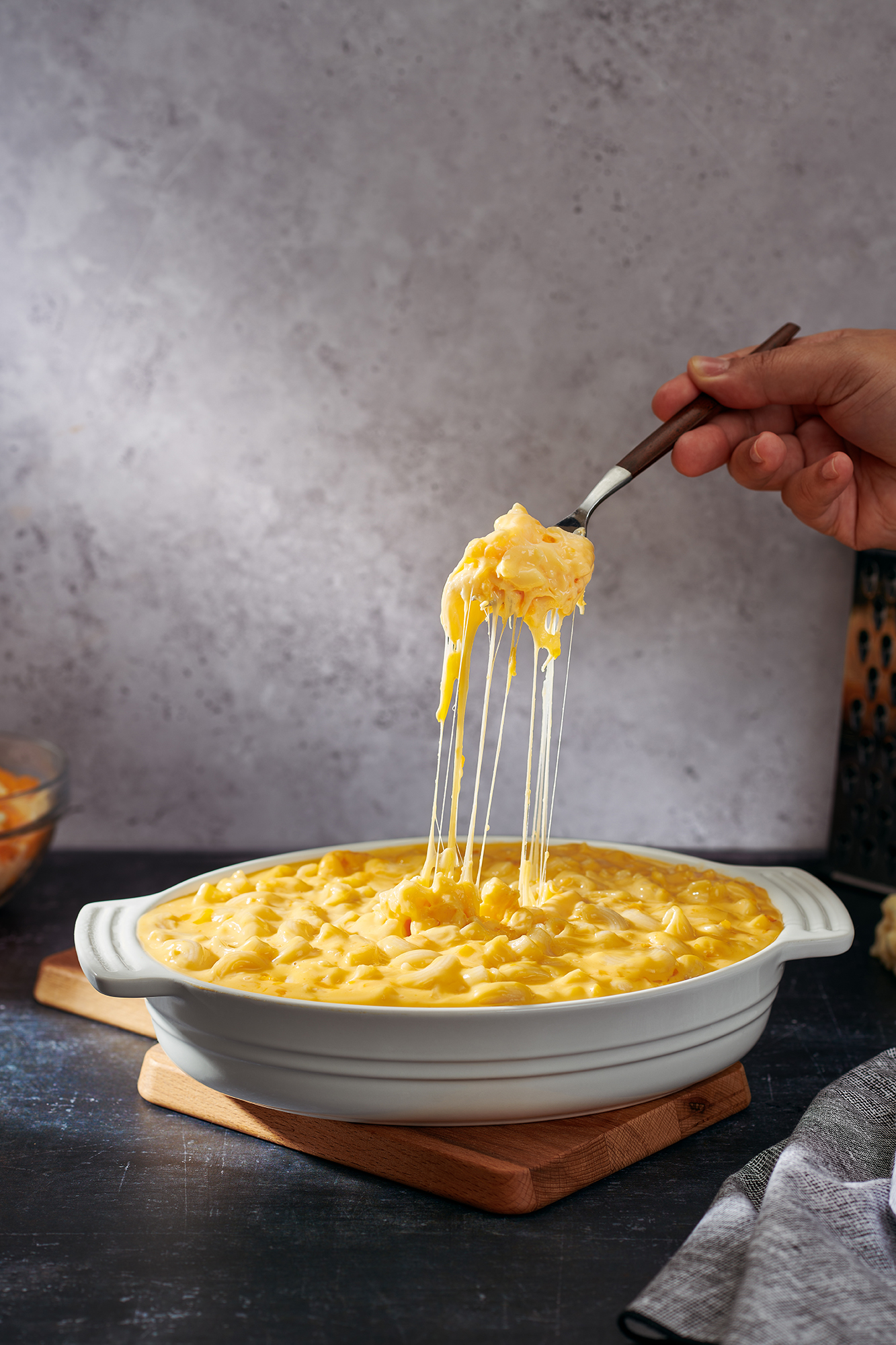 gooey-macaroni-cheese-pull